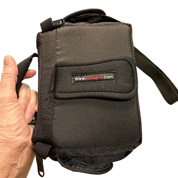 Lowepro Black Camera Bag 7 x 4 with Shoulder Strap - Picture 4 of 7